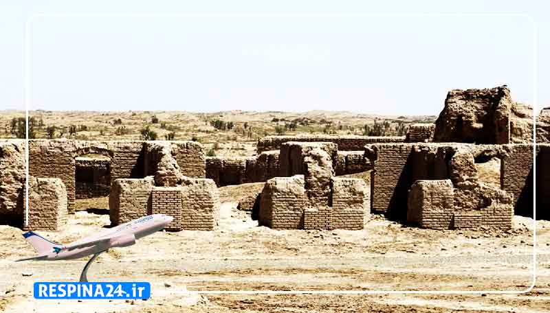 قلعه ناصری در ایرانشهر همراه با یک هواپیما در حل پرواز